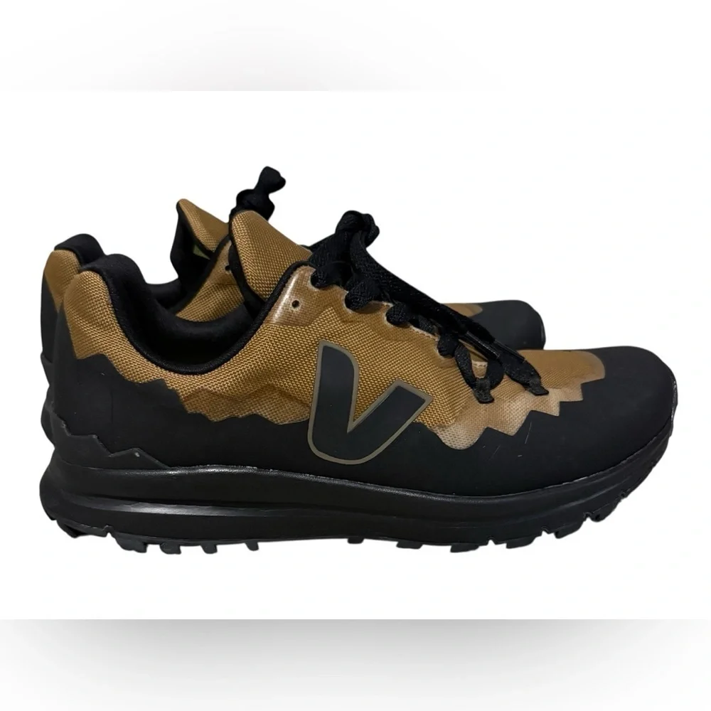 Veja Men's Black and Brown Sneakers